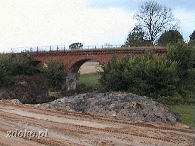 11-2005-07-25.b most.JPG - linia Szamotuy - Midzychd, odcinek Kosowice - Stary Zatom, wiadukt nad rzeczk w 47.8 km